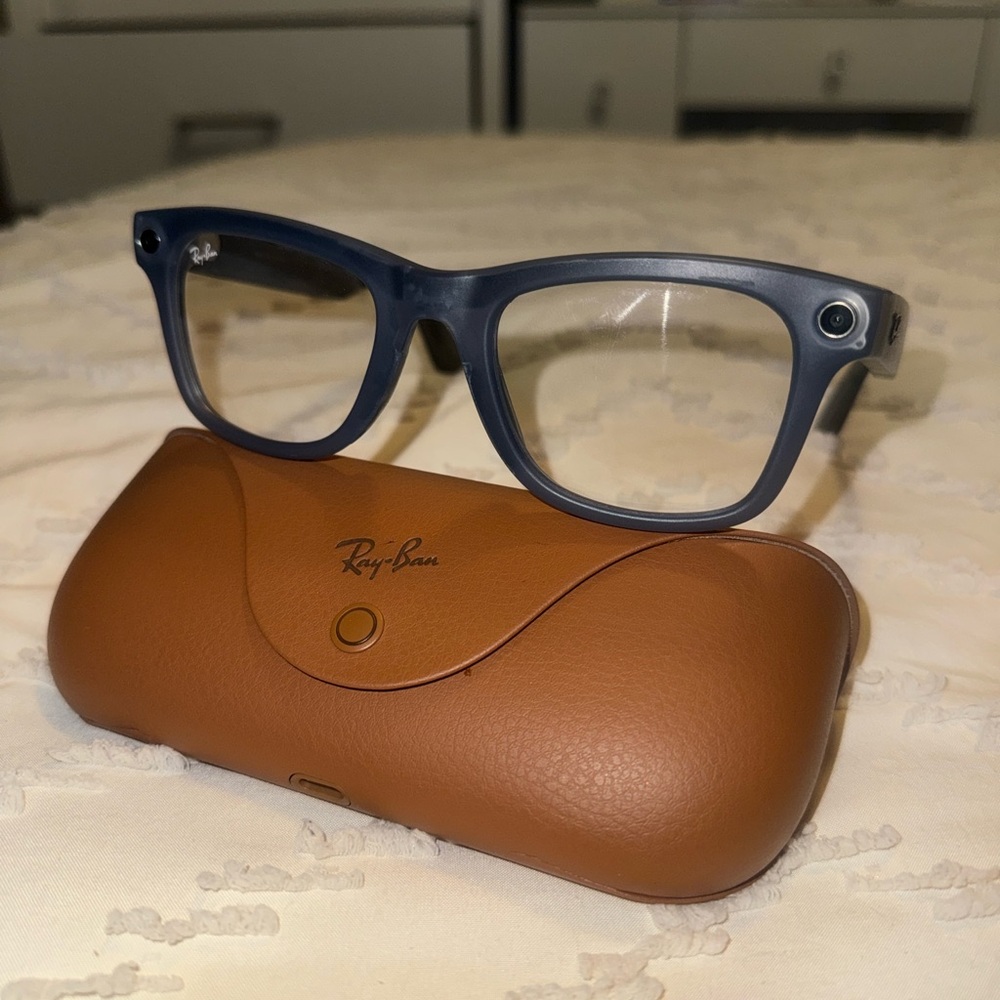BRAND NEW Ray-Ban META !! Never used comes with charger case